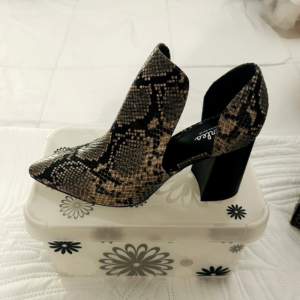 Snake skin heel